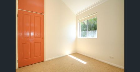 Charming two-bedroom townhouse - Photo 5