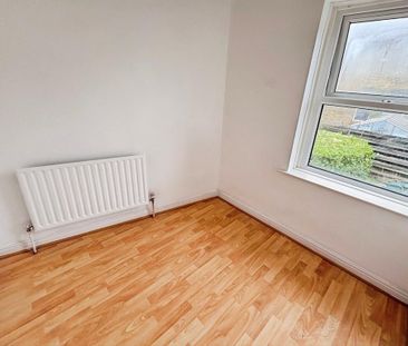 2 bedroom end of terrace house to rent - Photo 2