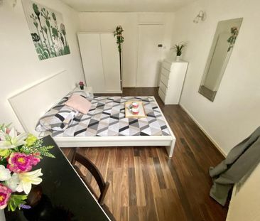 5 bedroom flat share to rent - Photo 2