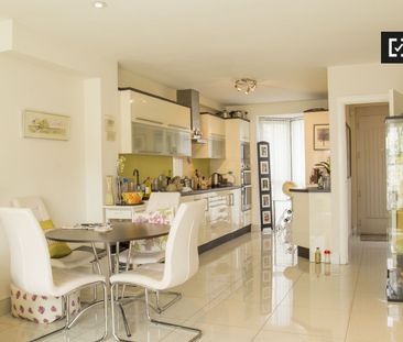 Inviting room in 3-bedroom apartment in Killester, Dublin - Photo 4