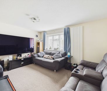 4 bedroom House in Newquay Drive, Reading - Photo 1