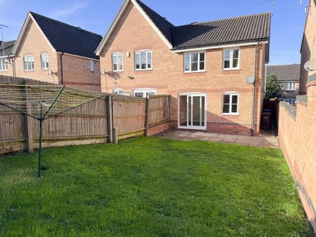 3 bedroom semi-detached house to rent - Photo 2