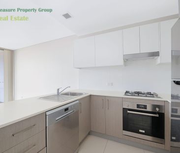 Modern Split-Level 2 Bedroom Apartment with Parking Prime Location - Photo 2