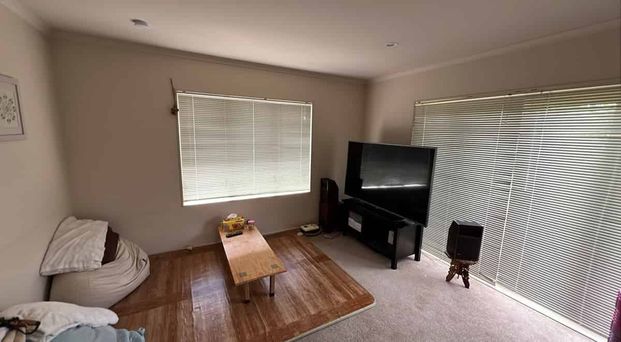 Light and bright in Northcross - minor dwelling also available - Photo 1