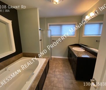 4 Bed, 2.5 Bath FULL HOUSE W/ Garage in Whitmore Park - Photo 5