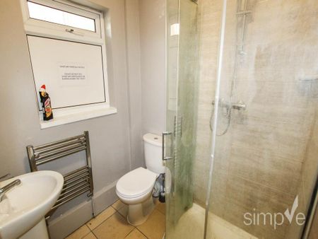 1 bedroom in a house share to rent - Photo 5