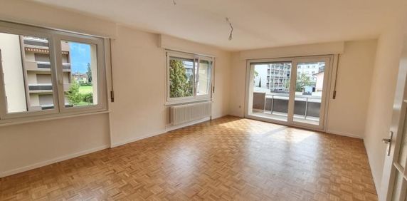 Grand appartement de 4 1/2 pièces dans un quartier ensoleillé - Photo 2