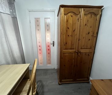 Room in a Shared House, Vale Street, M11 - Photo 6