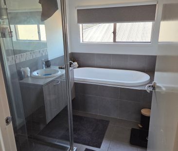 Cranbourne West - Photo 6