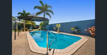 Stunning 4 Bedroom Home with A/C, Pool and 2 Street Access - Photo 4