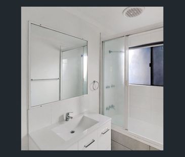 Charming & Tidy 3 Bedroom Home with Air Conditioning and Large yard - Photo 4