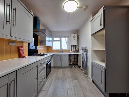 Wessex Close, Ilford IG3, London - Photo 4