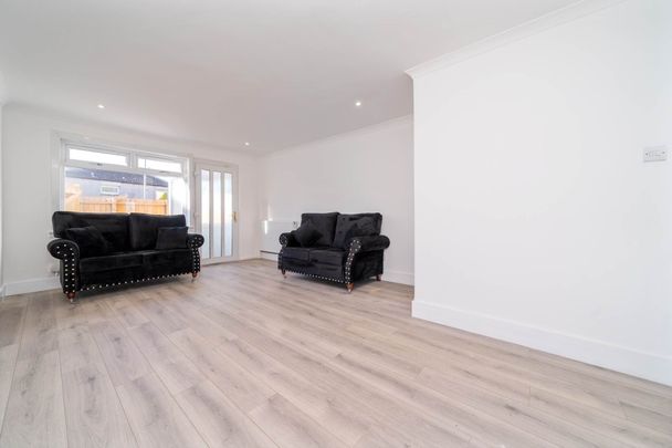 Price £1,095 pcm - Available Now - Unfurnished - Photo 1