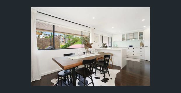Floorboards | Internal laundry room with toilet seat | Spacious living room - Photo 1