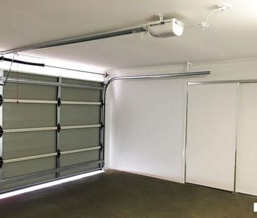 Great Lowset Modern Home - Photo 3