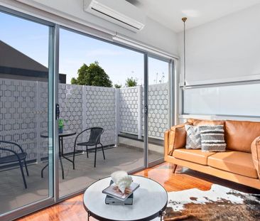 Modern townhouse! - Photo 2