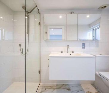 Vernon Avenue, Raynes, SW20 - Photo 3