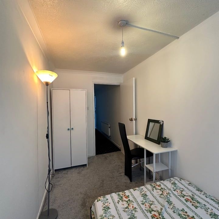 Room in a Shared House, Willow Tree Close, SW18 - Photo 1