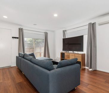 Central Location, close to shops and education - 3 BED/ 1 BATH/ 1 G... - Photo 1