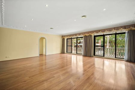 Spacious Four Bedroom Apartment At Top Floor - Photo 4