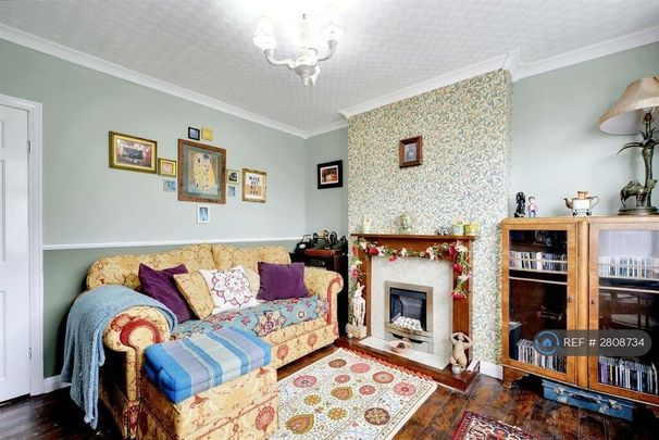 3 bedroom semi-detached house to rent - Photo 1