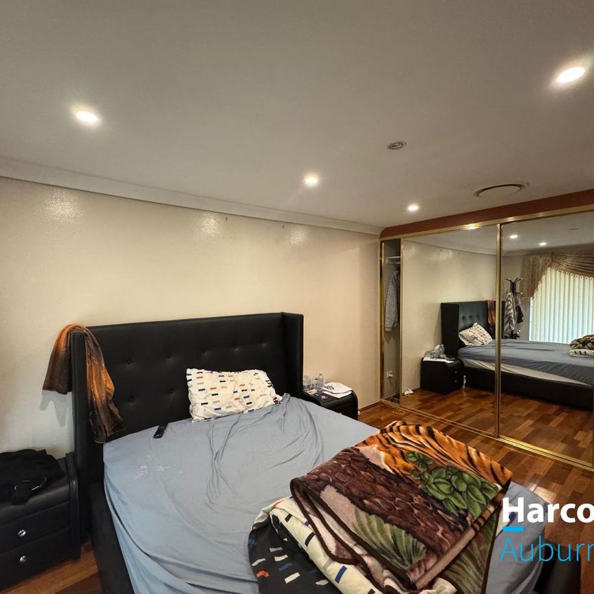 LARGE AND SPACIOUS 4 BEDROOM, 2 STORY HOUSE - Photo 1