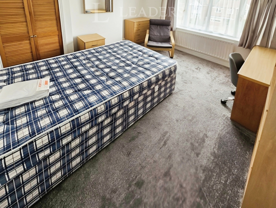 4 bedroom semi-detached house to rent - Photo 1