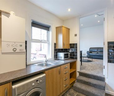 3 bedroom flat to rent - Photo 2