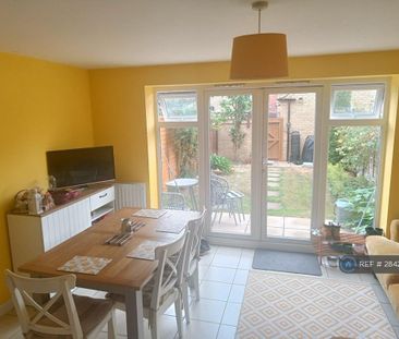 1 bedroom in a house share to rent - Photo 2