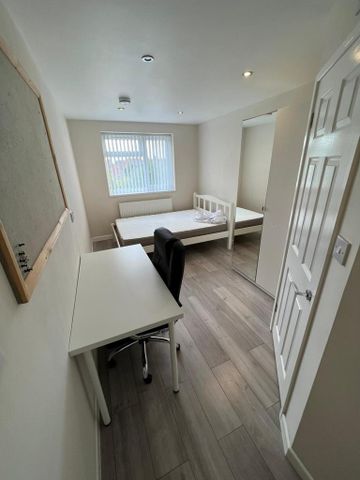 8 bedroom terraced house to rent - Photo 2