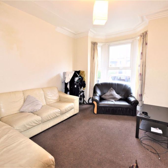 4 bedroom House in Ashville Terrace, Leeds - Photo 1