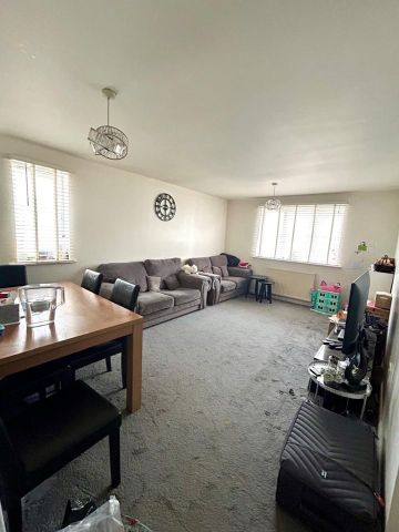 2 Bed Flat, Royal Oak Court, RM6 - Photo 5