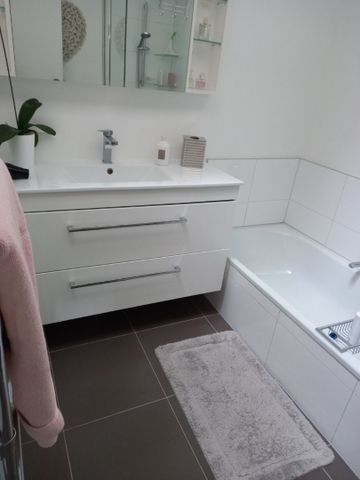 Private and sunny one bedroom unit - Photo 3