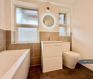 3 bedroom flat to rent - Photo 6
