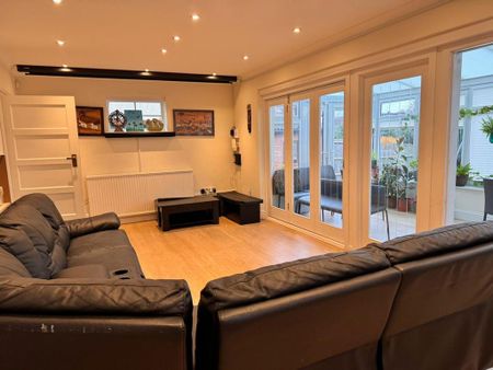 5 bedroom detached house to rent - Photo 2