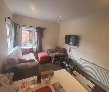 1 bedroom in a flat share to rent - Photo 3
