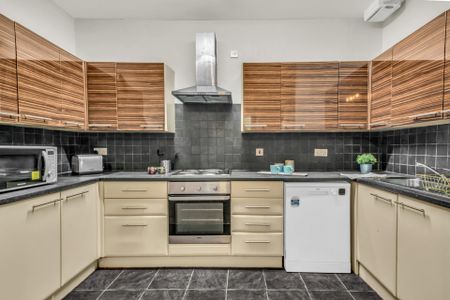 Flat 2, 5 WINSTANLEY TERRACE Leeds - LS6 1DS - Photo 2