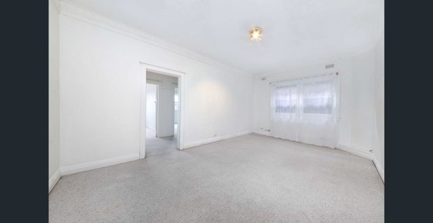 TWO BEDROOM UNIT IN OUTSTANDING LOCATION & LOCK UP GARAGE! - Photo 1
