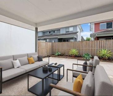 Stylish & spacious townhouse with 4 split air conditioners - Photo 3