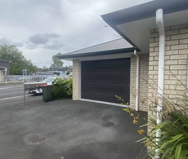 Modern Three-Bedroom Apartment – Prime Dinsdale Location - Photo 3