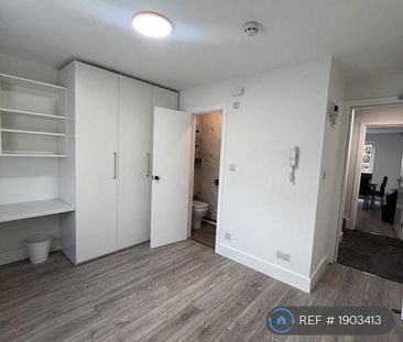 1 bedroom in a house share to rent - Photo 3