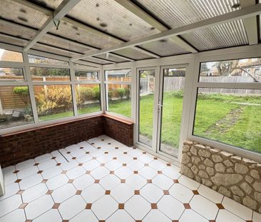 Melvyn Close - Photo 5