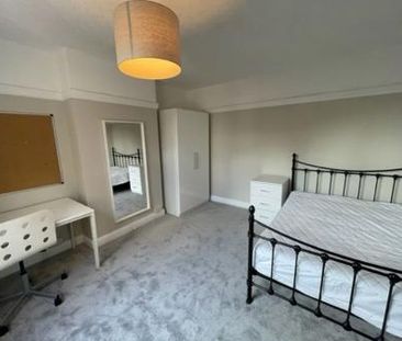 FIVE BEDROOMS & TWO BATHROOMS *** - Photo 4