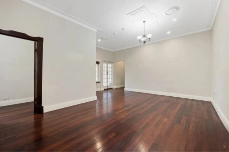 Charming apartment on Broadway - Photo 3