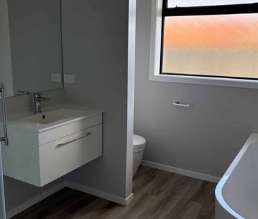 Modern Three Bedroom Home Close to Town - Photo 5