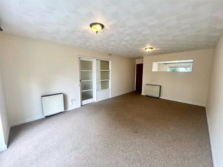 2 Bedroom Flat / Apartment - Victoria Road, Netley Abbey - Photo 5