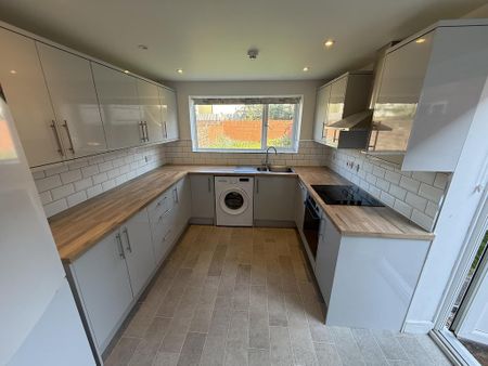 3 bedroom flat to rent - Photo 2