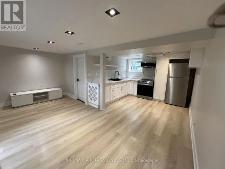 1026 HEDGE DRIVE - Photo 2