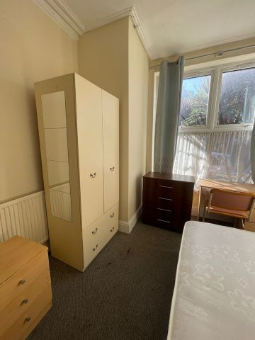 Room in a Shared House, Brudenell View, LS6 - Photo 5