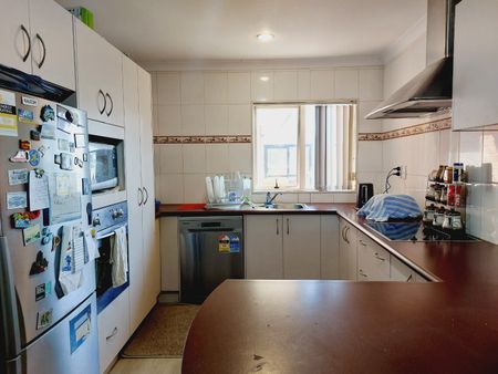 Spacious 3-Bedroom Home with Double Garage – Shirley Road - Photo 4